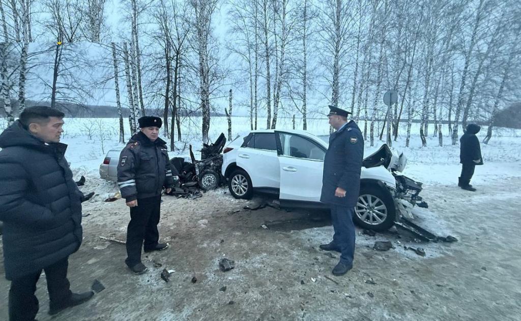 Четыре человека погибли в столкновении трех автомобилей в Башкирии