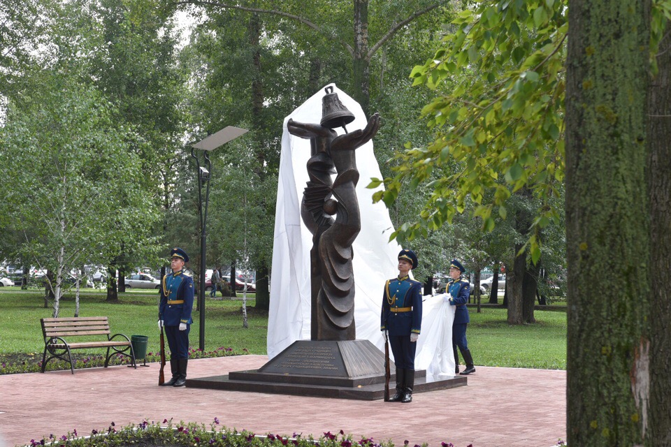Фоторепортаж с торжественного открытия памятника в Уфе, посвященного героям-ликвидаторам Чернобыльской аварии