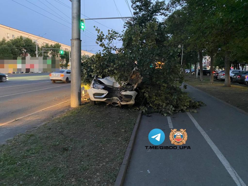 «Лада» влетела в дерево в Уфе, двое пострадали