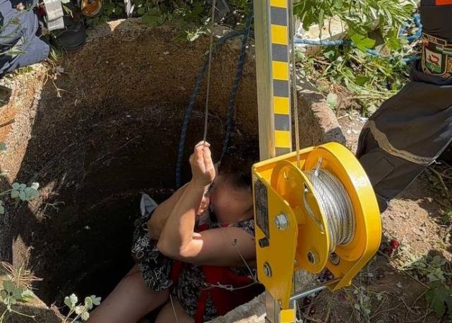 Уфимка упала в заброшенный колодец