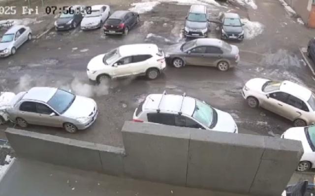 Перепутала педали: в Башкирии женщина устроила автопогром, повредив шесть машин