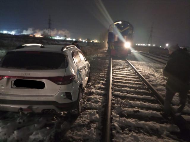 На железной дороге в Салавате тепловоз на скорости снес легковушку