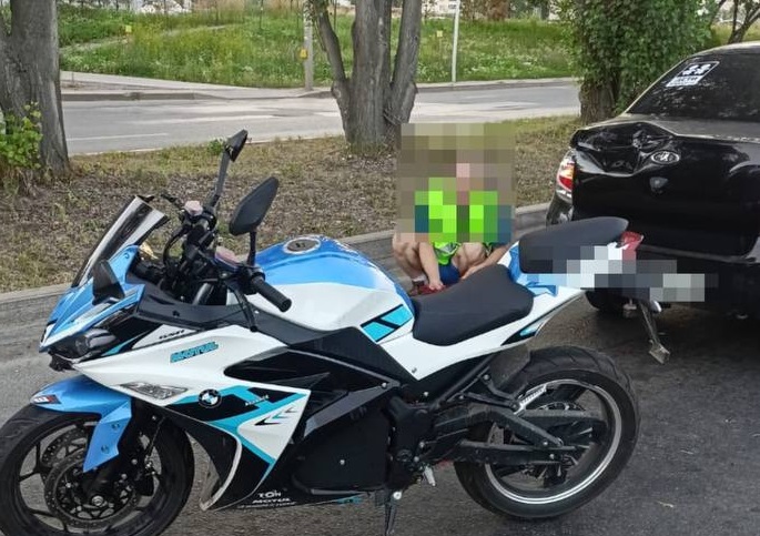 Водителя мопеда в Уфе госпитализировали после столкновения с легковушкой