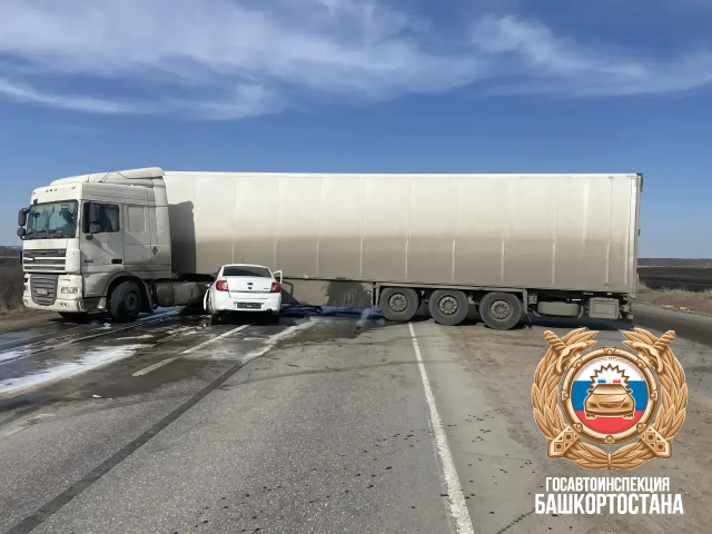 Три человека пострадали при столкновении легковушки с фурой в Башкирии