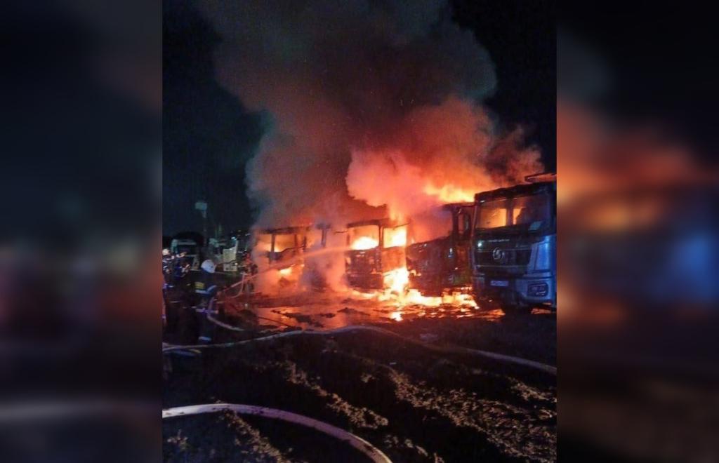 Шесть грузовиков сгорели на парковке в Уфе