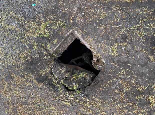 В Уфе во дворе дома образовалась опасная яма