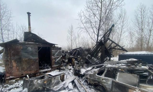 Два человека пострадали при пожаре в строительном вагончике в Уфе