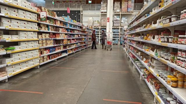 В Октябрьском женщина разозлилась на магазин и ограбила его