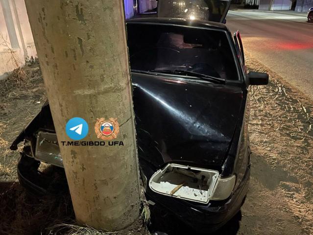 23-летний водитель без прав влетел в столб на Алексеевском шоссе в Уфе