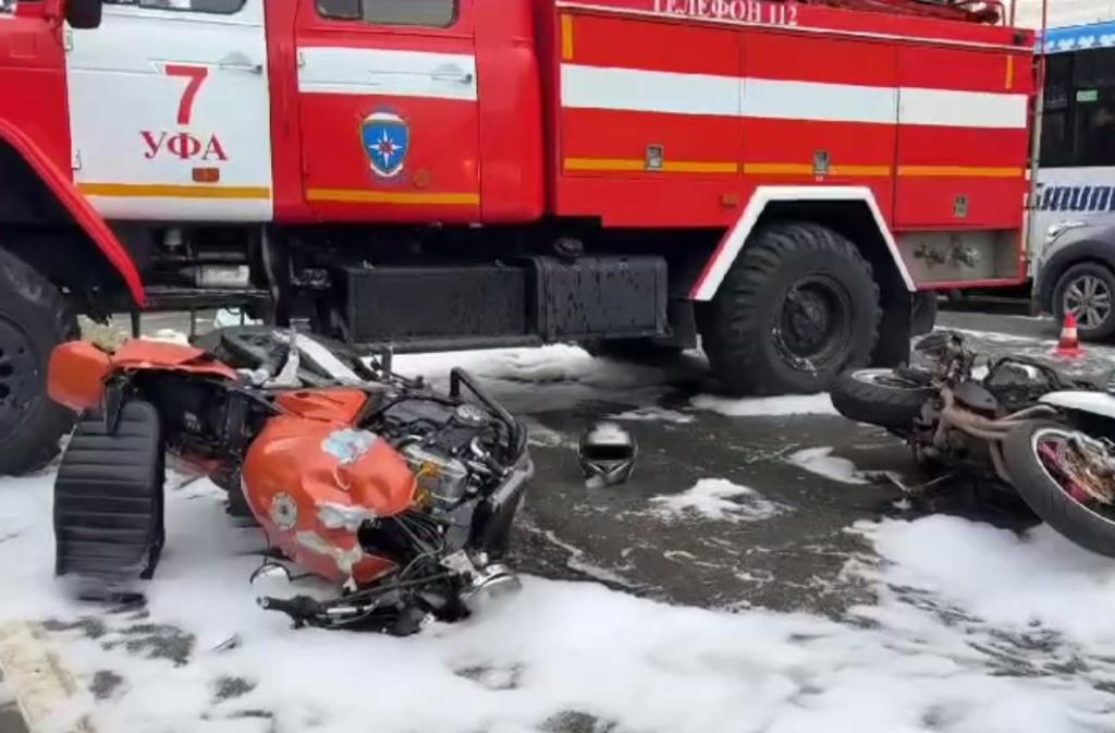 В столкновении двух мотоциклов с пожарной машиной в Уфе погиб человек