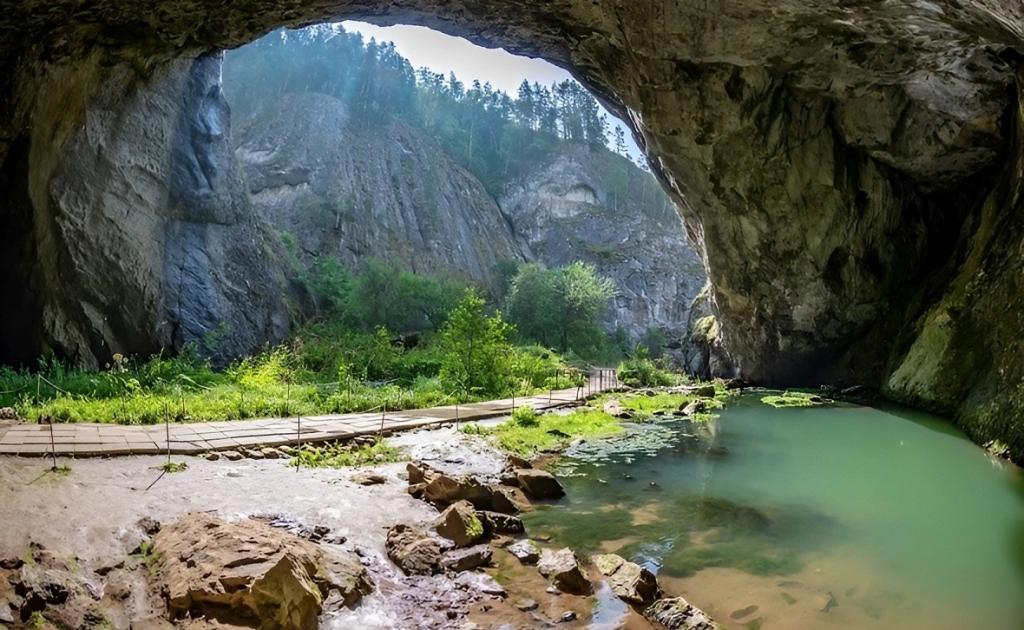 В Башкирии мужчина упал с 30-метровой скалы в реку в Белую и проплыл 30 км