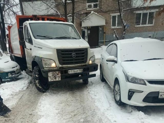 Уфимским водителям пригрозили серьезными штрафами за парковку у мусорных баков