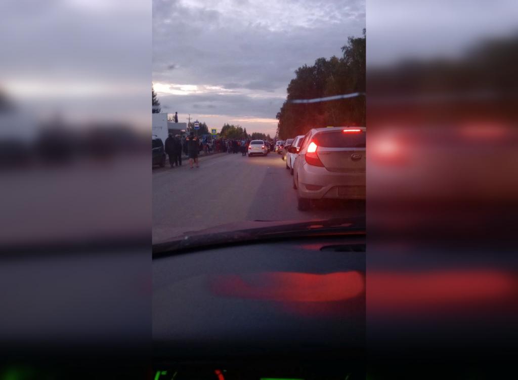 В Уфе несколько сотен садоводов перекрыли дорогу в знак протеста против отключения у них электричества