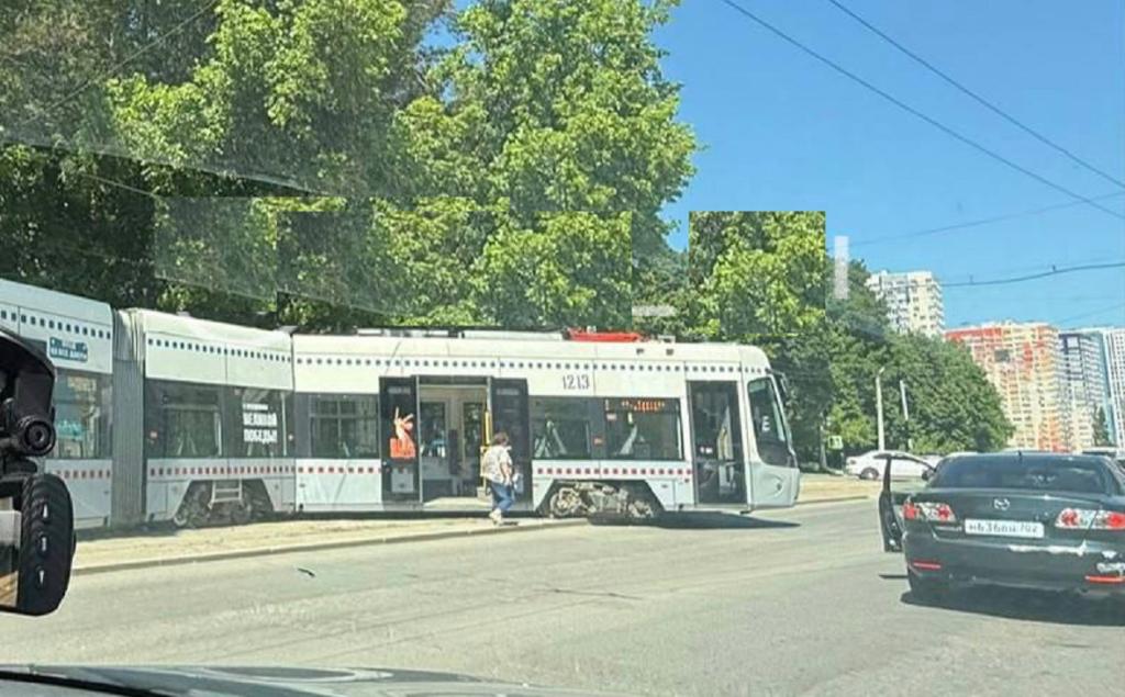 Подаренный Москвой трамвай сошел с рельсов в Уфе