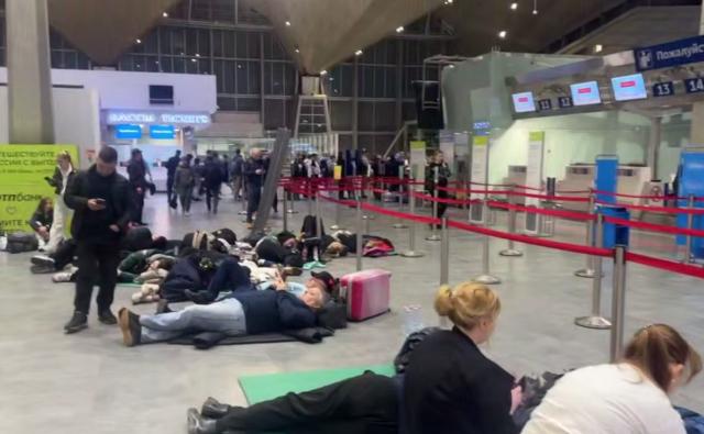 Рейс из Петербурга в Уфу из-за атаки беспилотников задержали на 18 часов