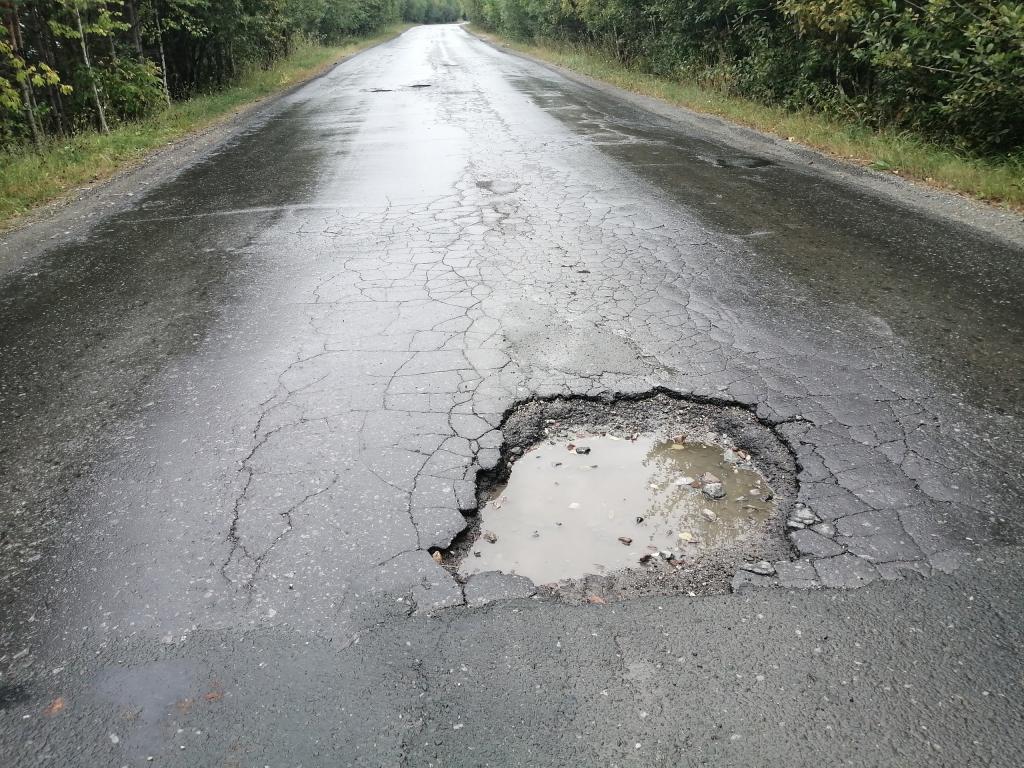В Башкирии из-за разбитой дороги водителям приходится выезжать на встречку