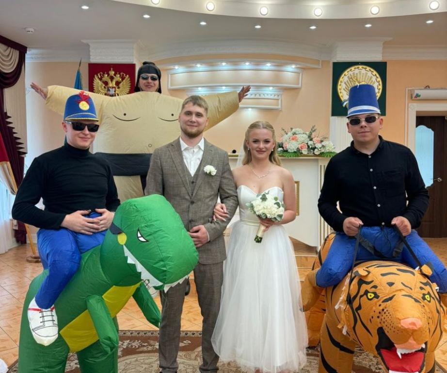 В Башкирии гости пришли на свадьбу в костюмах тигра, динозавра и сумоиста