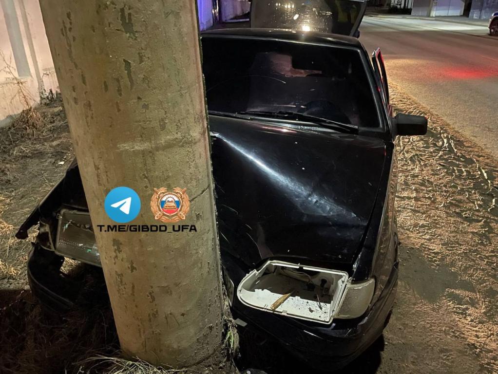 23-летний водитель без прав влетел в столб на Алексеевском шоссе в Уфе