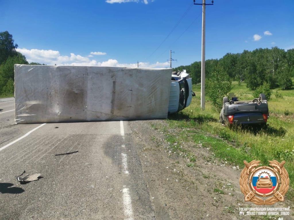    Три человека погибли в Башкирии при столкновении легковушки с грузовиком