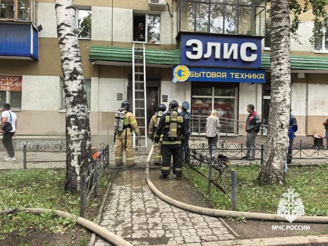 В Стерлитамаке потушили пожар в магазине бытовой техники