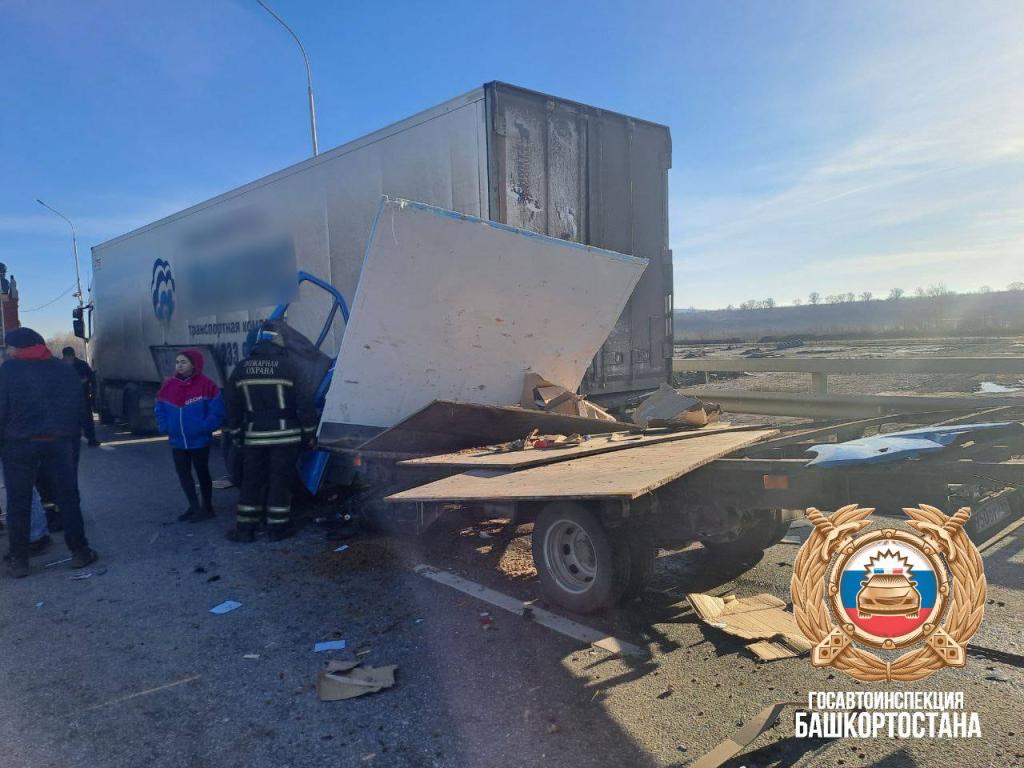 «Газель» столкнулась с большегрузом под Уфой, есть пострадавшие