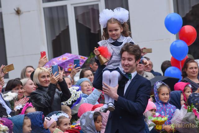 «Первоклашка, первоклассник, у тебя сегодня праздник!»: фоторепортаж с торжественной линейки в уфимской гимназии