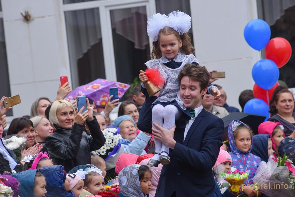 «Первоклашка, первоклассник, у тебя сегодня праздник!»: фоторепортаж с торжественной линейки в уфимской гимназии