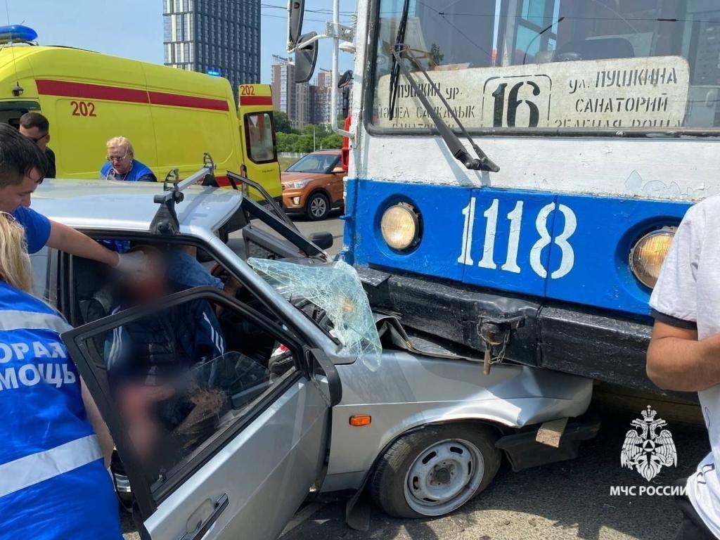 Легковушка залетела под трамвай в Уфе, трое пострадали