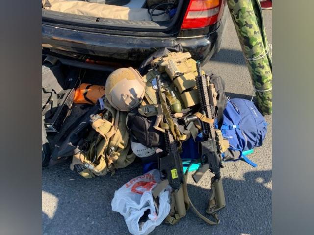 Под Уфой полиция остановила иномарку с полным багажником оружия