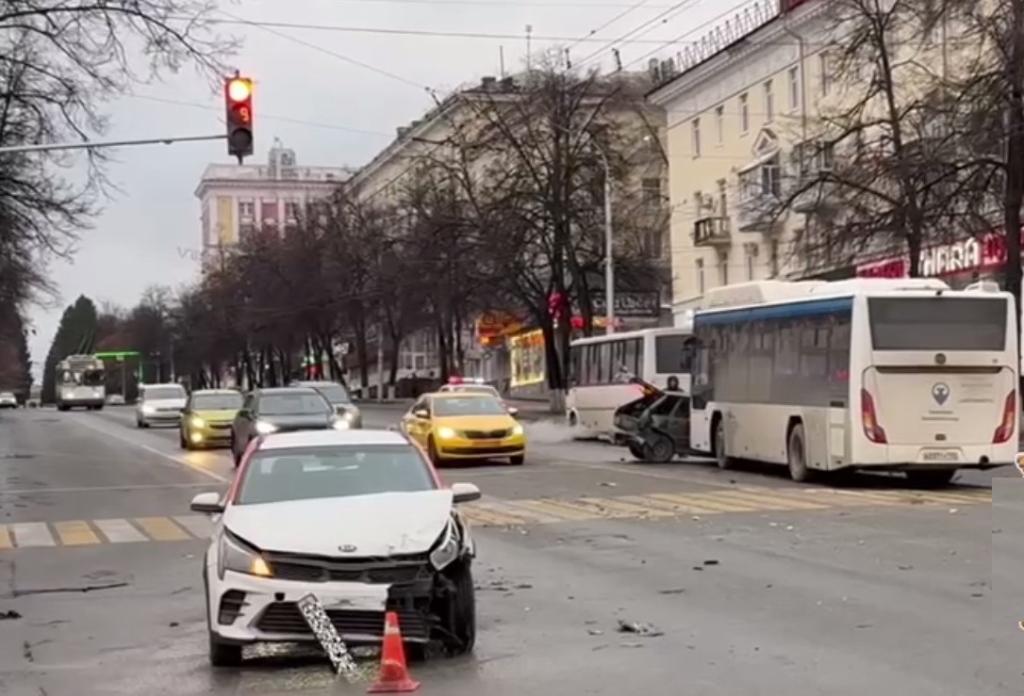 Два автобуса и две легковушки столкнулись в Уфе