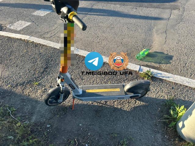 В Уфе «Лада» столкнулась с двумя подростками на самокате