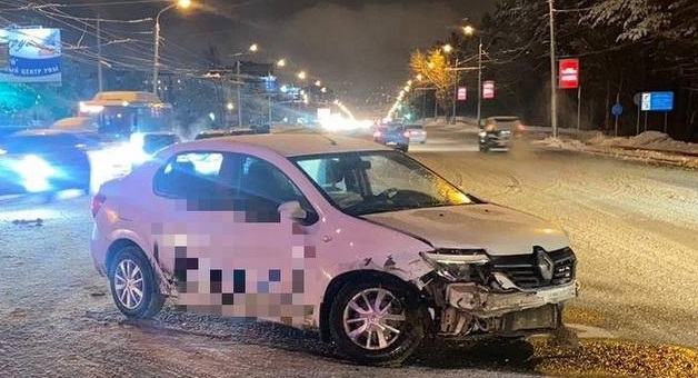 В Уфе легковушка влетела в лоб такси: среди пострадавших мать и семилетний ребенок