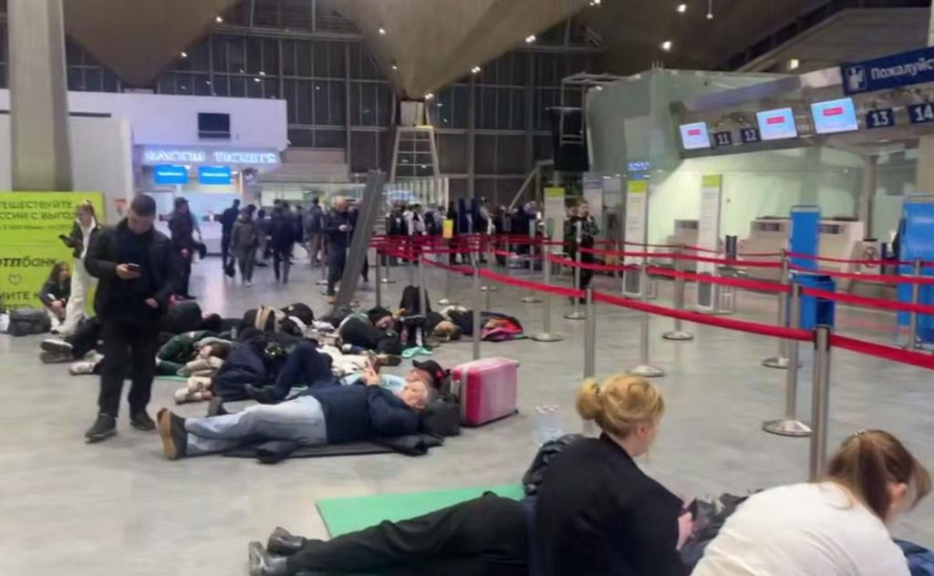 Рейс из Петербурга в Уфу из-за атаки беспилотников задержали на 18 часов