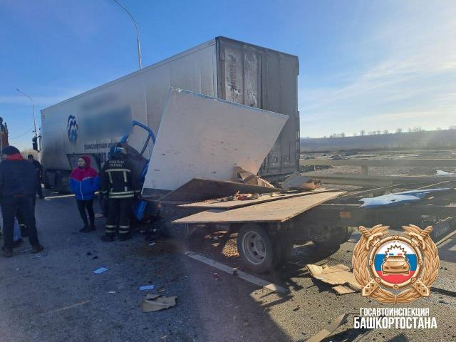«Газель» столкнулась с большегрузом под Уфой, есть пострадавшие