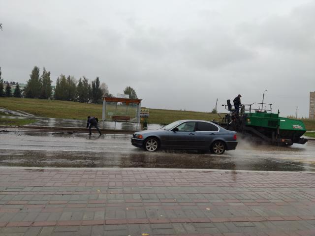 В Октябрьском асфальт клали в лужи во время сильного ливня