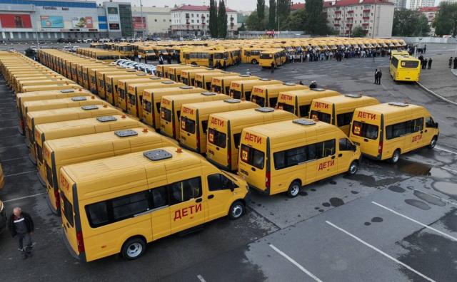 Школам Башкирии передали рекордное количество автобусов и легковых машин