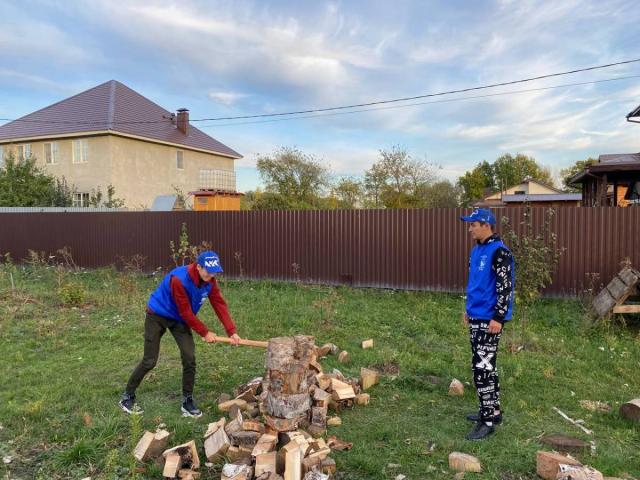 В Уфе семье мобилизованного помогли заготовить дрова
