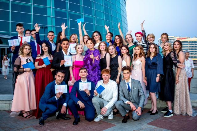 «Видели ночь, гуляли всю ночь до утра»: фоторепортаж с празднования выпускного вечера в Уфе