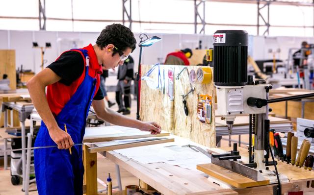 Директор частной школы в Октябрьском выдавал поддельные удостоверения за взятки