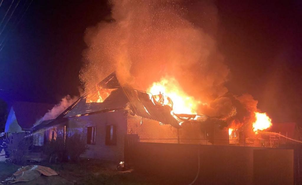 При пожаре в частном доме в Стерлитамаке погибли два человека