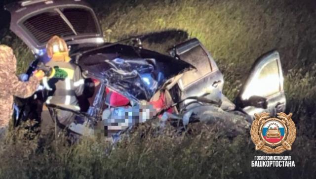 Два человека погибли при столкновении легковушки с автобусом в Башкирии