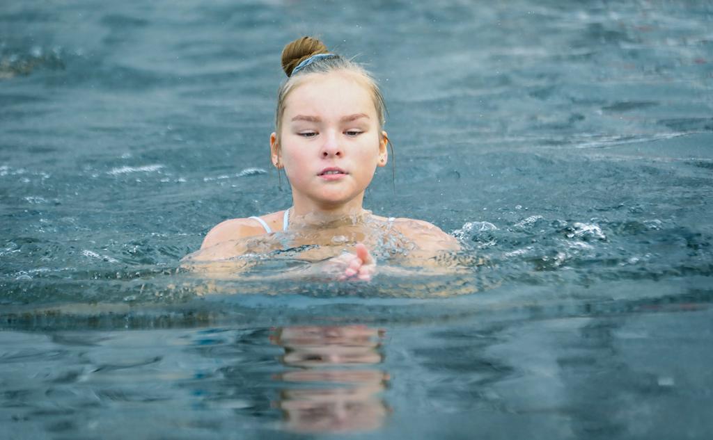 Хабиров поручил начать массовое обучение детей плаванию