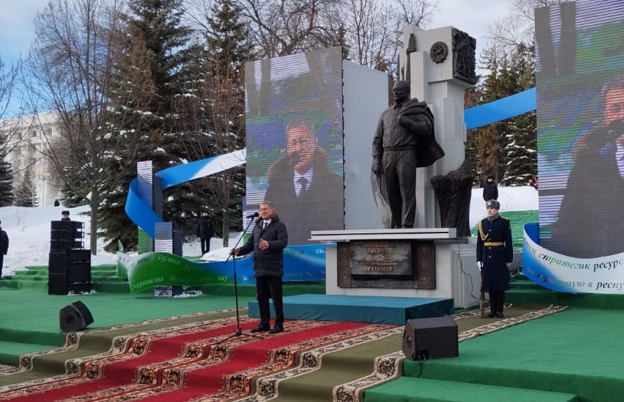 В Уфе открыли памятник первому президенту Муртазе Рахимову 
