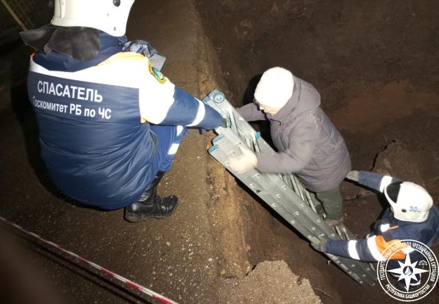 В Башкирии спасатели помогли женщине, упавшей в вырытую траншею