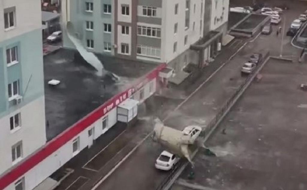 Ураганный ветер в Уфе срывает фасады и валит заборы