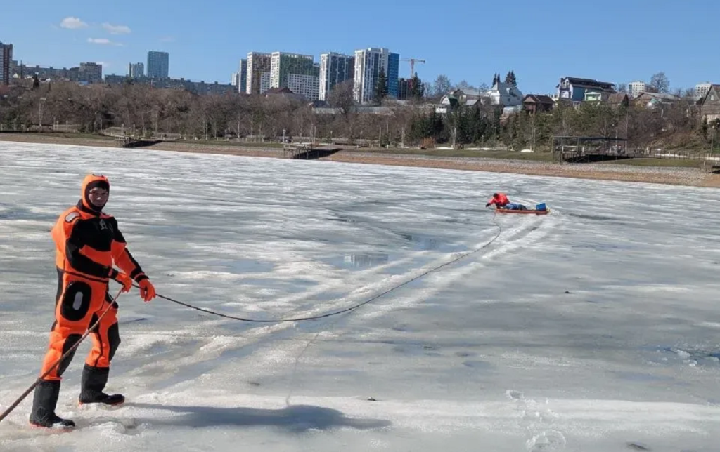Сотрудник МЧС и ребенок провалились под лед на Кашкадане в Уфе, спасая гулявшего мужчину