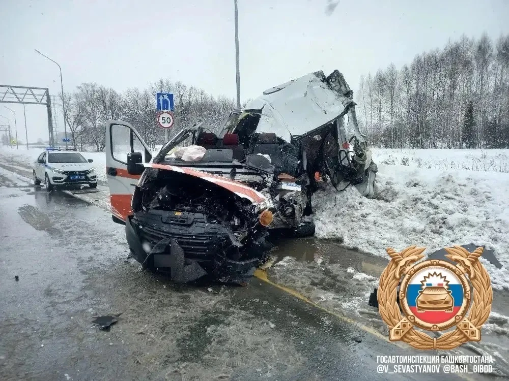 Автобус дорожных служб столкнулся с грузовиком на трассе М-7 в Башкирии