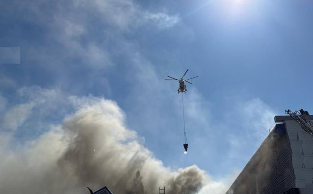 К тушению пожара на складе в Уфе привлекли вертолет