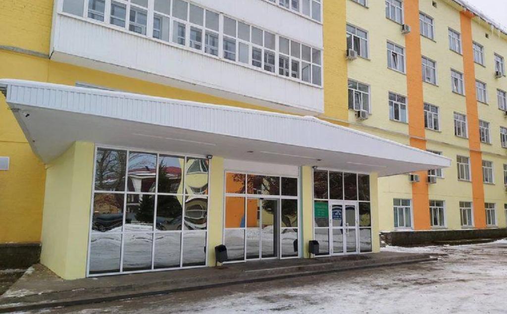 В Уфе девочка выпала из окна второго этажа школы