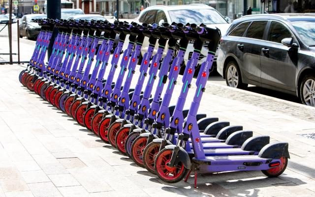 Полиция ищет в Уфе подростка на электросамокате, который сбил женщину